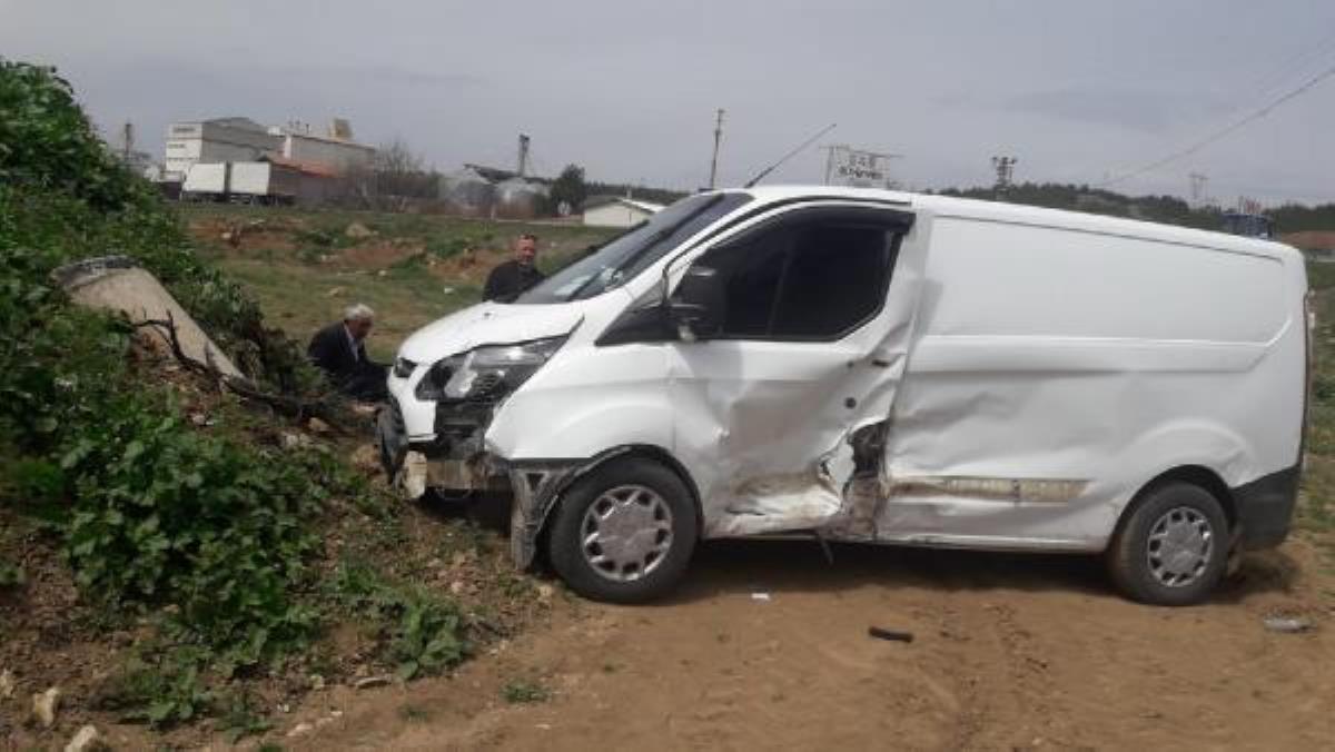 Otomobil, minibüse çarptı: 1'i çocuk 6 yaralı