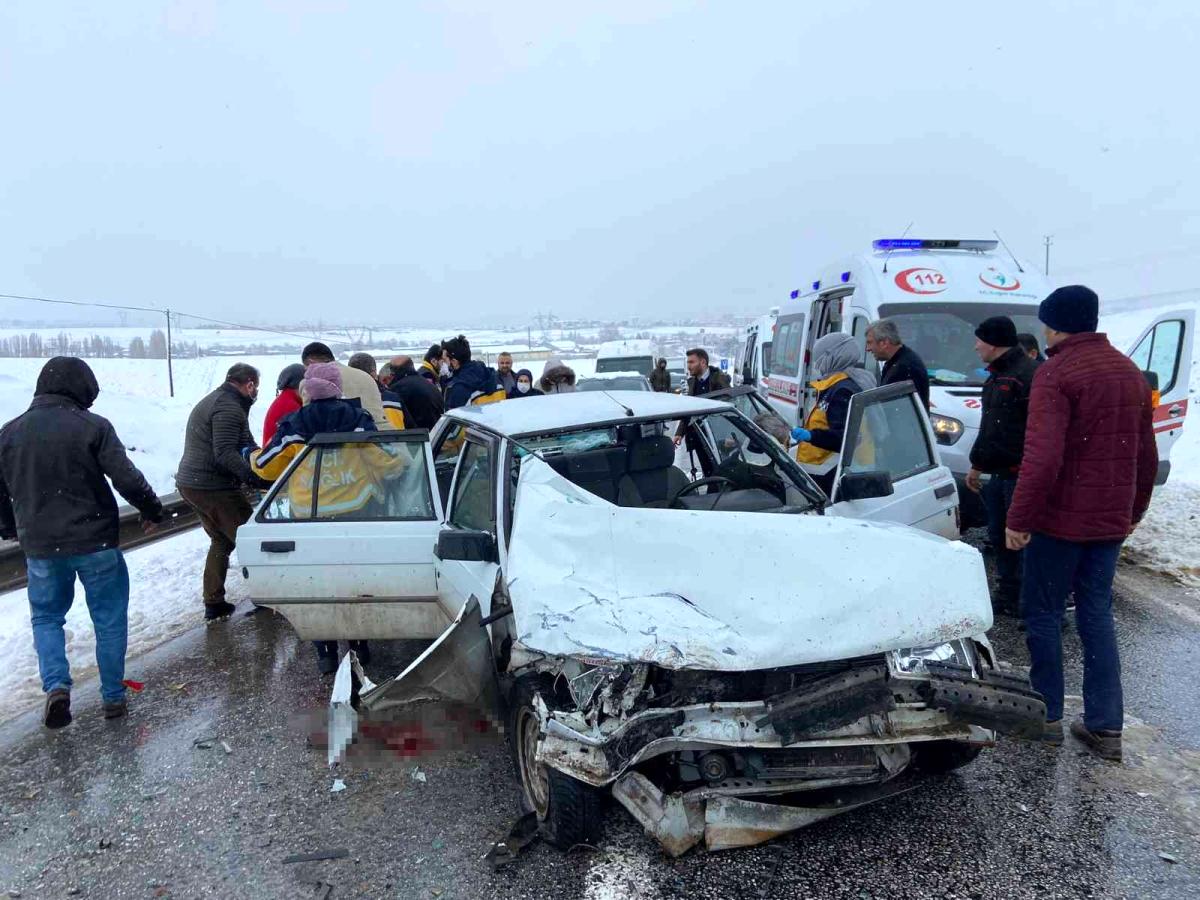 Otomobil panelvan araçla çarpıştı: 1'i ağır 3 yaralı