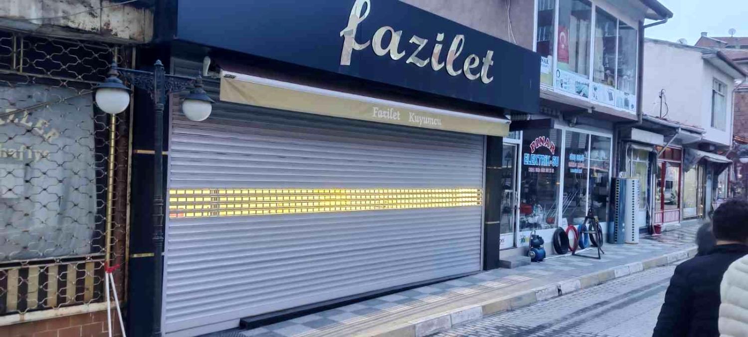 Pompalı tüfekle kuyumcuyu basan kar maskeli hırsızlar 2 kilo altın çaldı