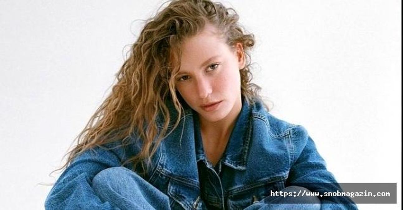 Serenay Sarıkaya'nın telefon kılıfındaki yazı dikkat çekti: Sizin hasta olduklarınızı biz taburcu ettik