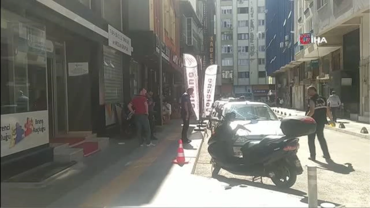 Sokak ortasında bıçaklandı