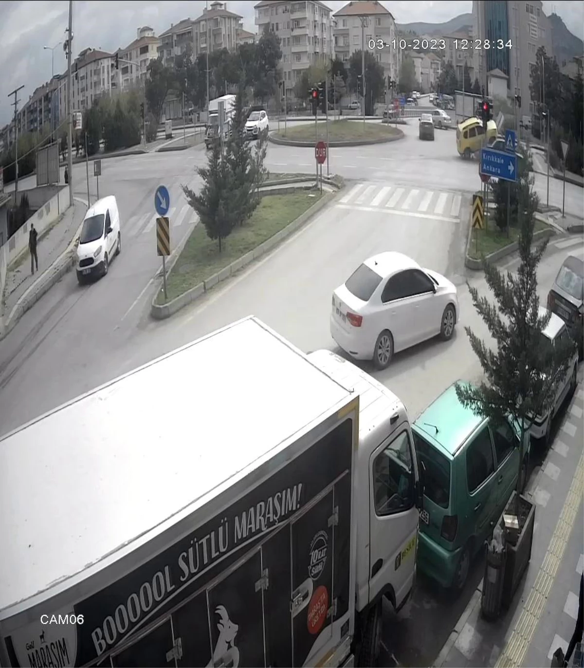 Sungurlu'da Ticari Taksi Uyarı Levhalarına Çarptı