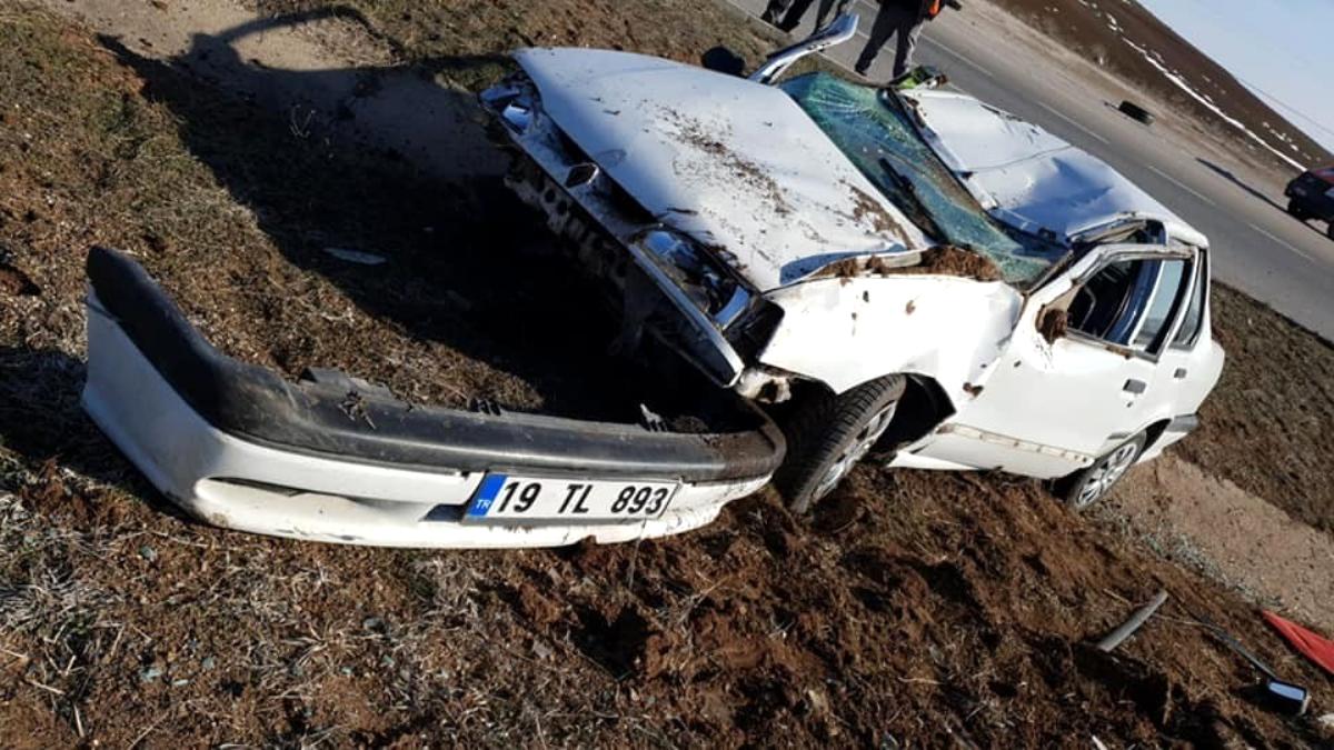 Takla atan otomobil refüje devrildi: 2 yaralı