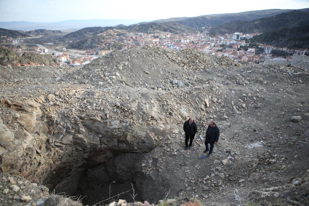 Tarihi İskilip Kalesi'nde Türk bayrağı dikmek için kazılan alanda su sarnıcı bulundu