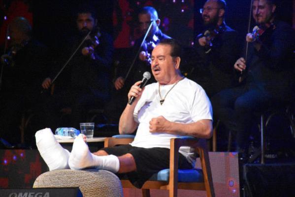 Tatlıses, iki ayak tarak kemiğinde kırık ile Çeşme'de sahne aldı - Son Dakika