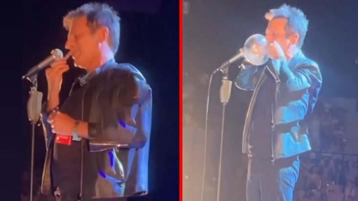 Teoman, konser esnasında önce ruj sürdü sonra kondom şişirip seyircilere attı - Haberler