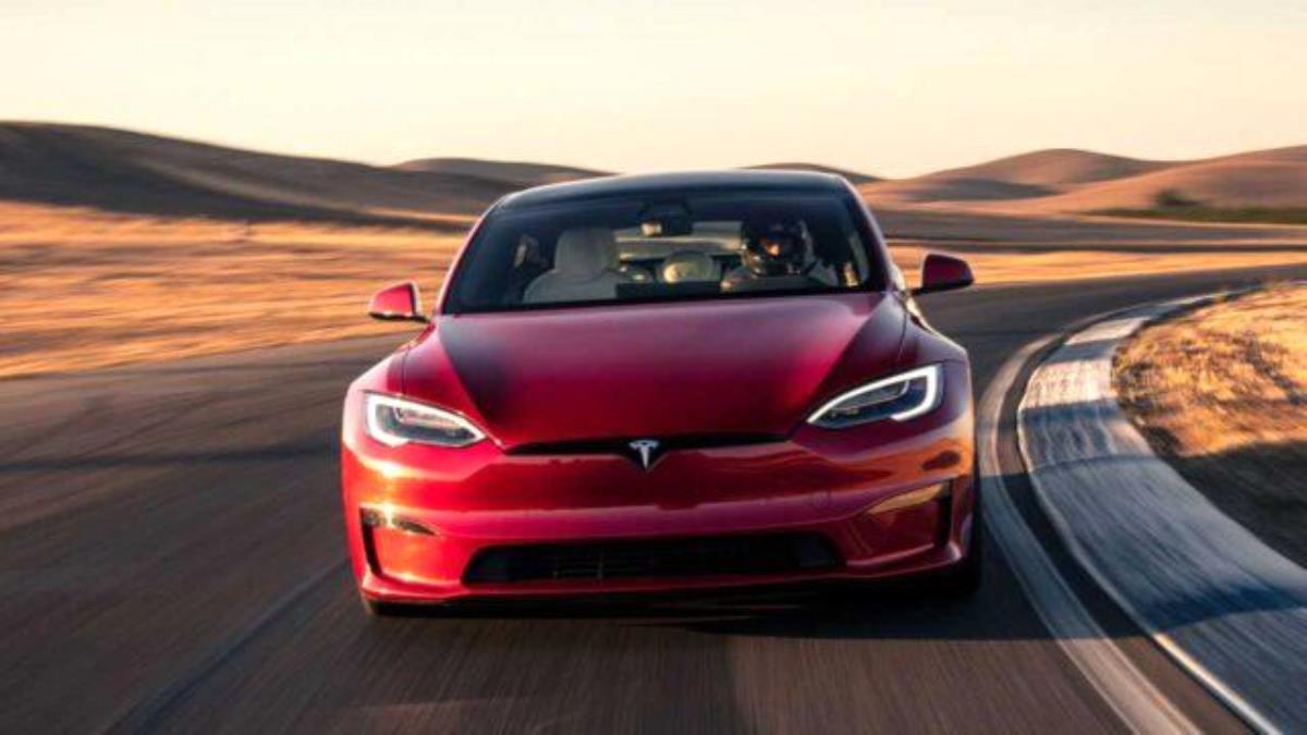 Tesla araçta yangın! 20 bin litre su kullanıldı