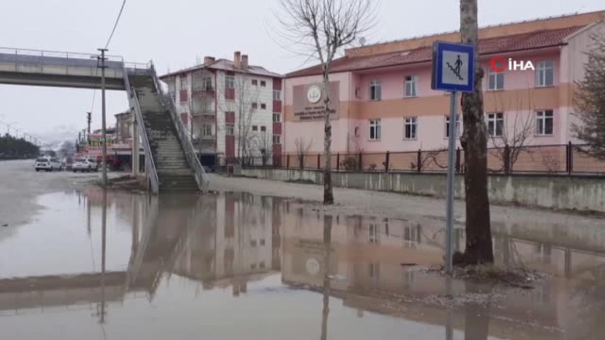 Üst geçidin önünü su bastı, yayalar çözümü kendileri üretti
