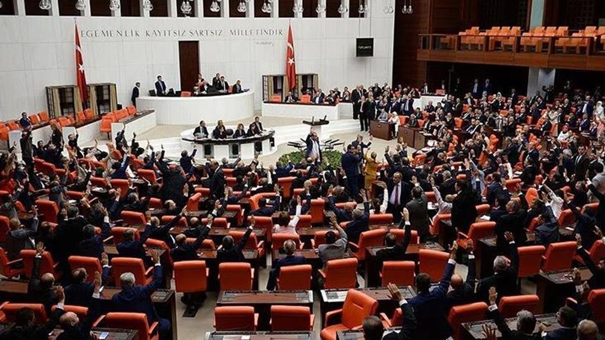 Yeni dönemde 15 partiden 8'inin genel başkanı TBMM'de olacak